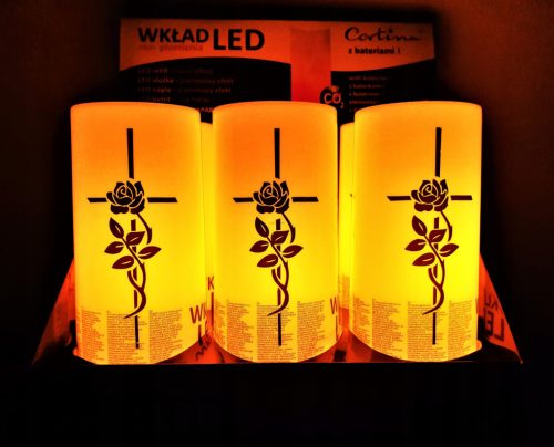 LED mécsesbetét, kereszt-rózsa díszítéssel, 13,8 cm