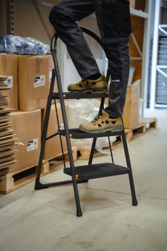 Összecsukható 3 lépcsős fellépő, utolsó lépcsőfok magassága 73 cm