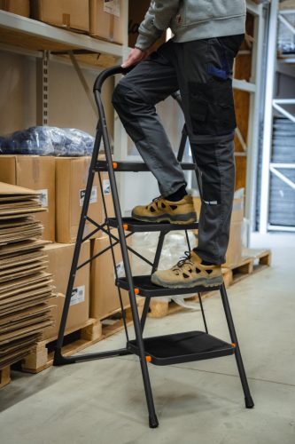 Összecsukható 4 lépcsős fellépő, utolsó lépcsőfok magassága 98 cm
